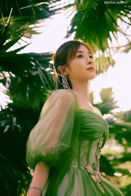 张含韵绿色长裙妩媚写真