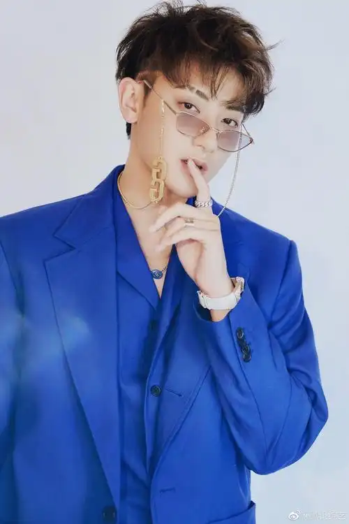 韬教练ykybtao黄子韬创造营2020宝石蓝西装高贵优雅