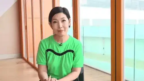 单身9年55岁黎芷珊受原生家庭影响选择不婚渴望爱情但不恨嫁