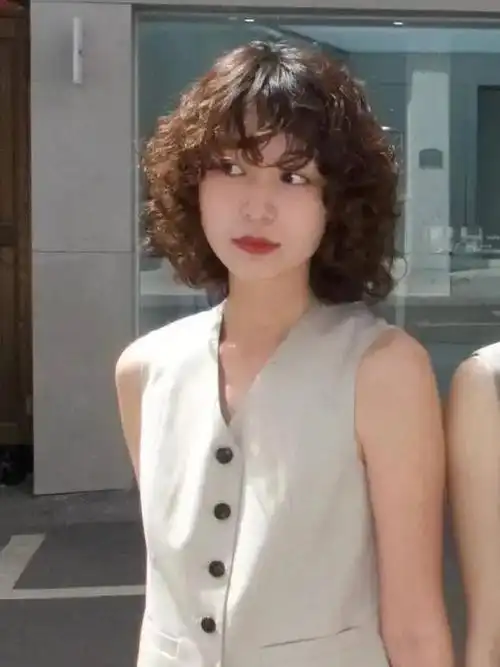 40岁左右的女性,选择齐脖层次卷发,成熟有魅力|发型|脸型|挑染|层次感