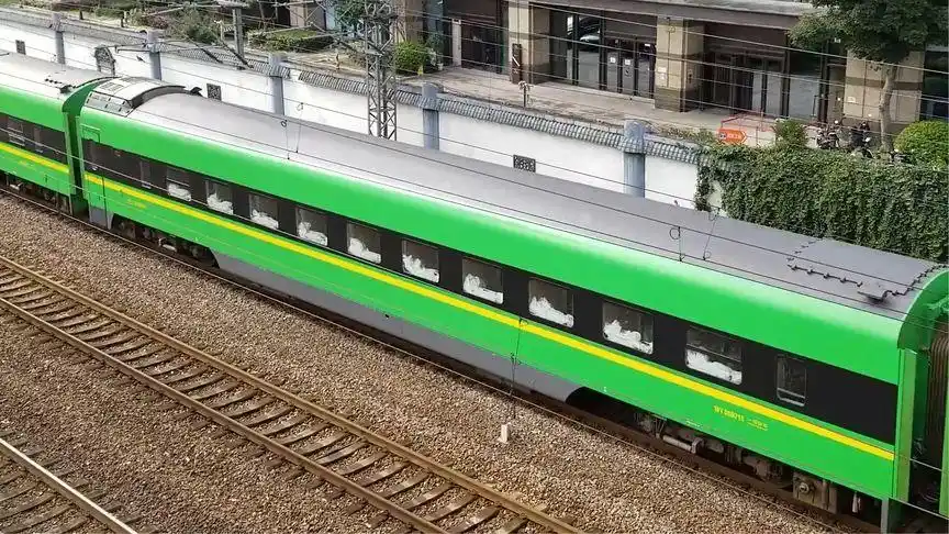 执行完客运任务的绿巨人复兴号,可见卧具已被放置在走廊栏杆上