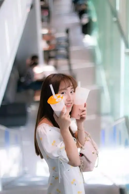 看完这篇魔都美少女的拍照新玩法你还敢说自己会喝奶茶吗