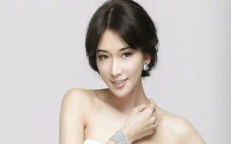 44岁林志玲魅力不减吐舌卖萌少女感十足