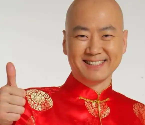 郭冬临撞脸林俊杰林俊杰你可要保住发量啊光头原来都是潜力股