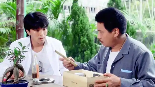 逃学威龙抽烟最高境界达叔用空竹棍吞云吐雾星爷都看愣了