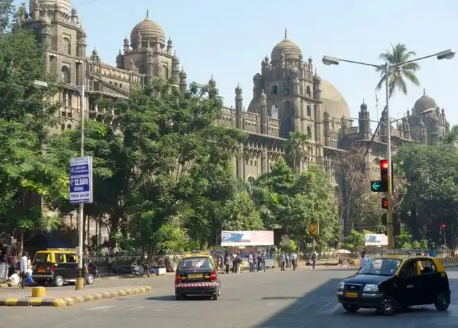 孟买街景孟买富人区前面那栋楼是亚洲首富的房子,也