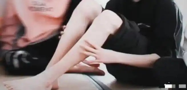 宋亚轩短裤少年感新照#宋亚轩脚裸合集着超白超细的脚裸!