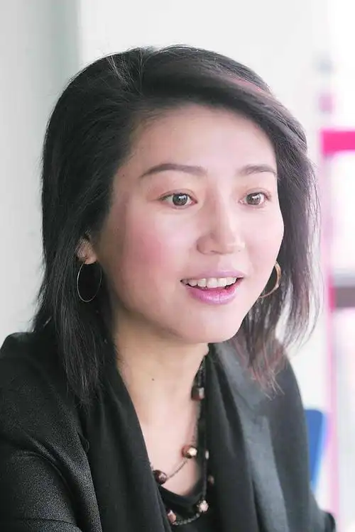 51岁王小丫近照曝光,现身超市主持节目,身材走样脸部僵硬