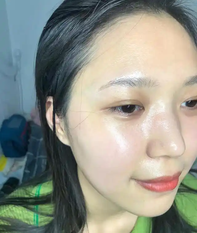 35岁女人常见护肤误区:脸越油越好?敷完面膜不洗脸?难怪皱纹多