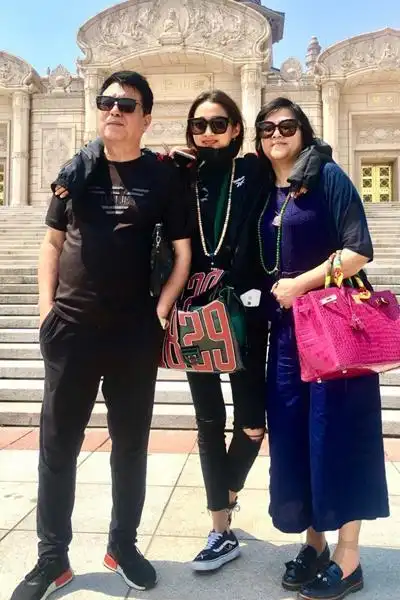 关晓彤父亲是演员,热巴父亲是歌手,当红小花父亲都是什么职业呢