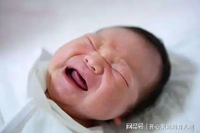 新生儿出生就是高颜值就如娘胎里整过容娃要漂亮也有诀窍