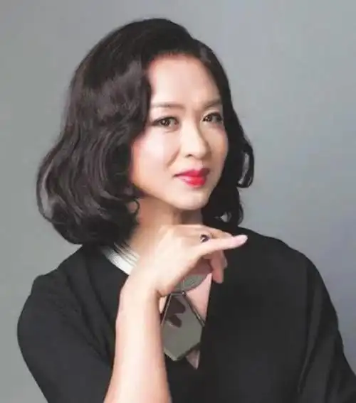 当时肯波琳是有男朋友的,不过两人初到纽约,人生地不熟,也没地方住.