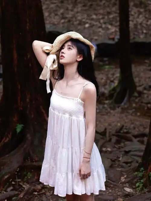 鞠婧祎鞠婧祎白色吊带裙写真