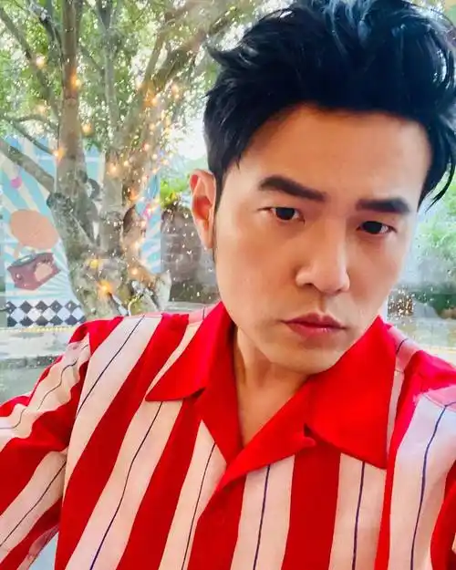 周杰伦晒旧照自拍好帅气调侃胡子对颜值的影响