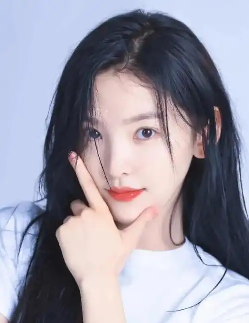 章若楠,1996年11月14日出生于浙江省温州市,中国内地女演员.