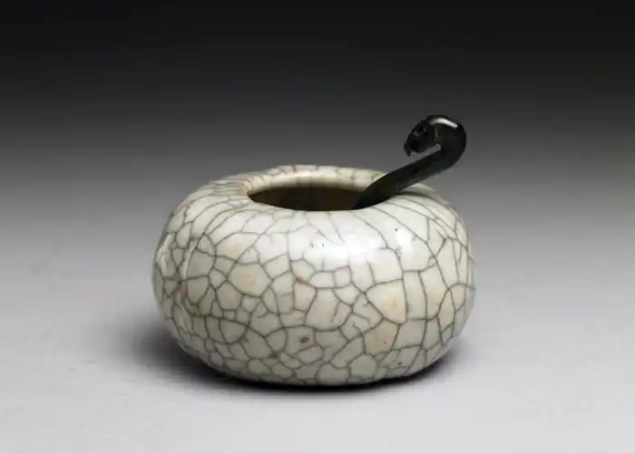 宋哥窑米色魚耳炉,台北故宫馆藏哥窑瓷器釉层肥腴,最著名的特征是「冰