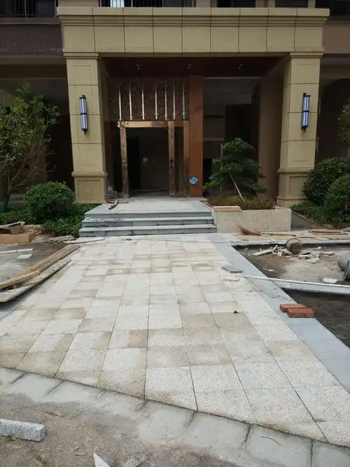 大门前面地面已铺砖,接下来会越来越完美了,上次来还是泥巴地呢?