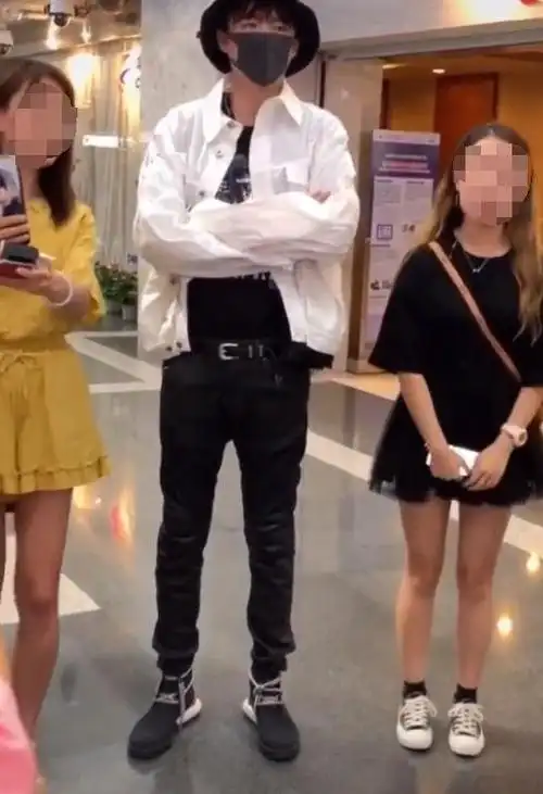 刘宇宁和粉丝合影助理开玩笑称照片100块一张险把粉丝吓坏