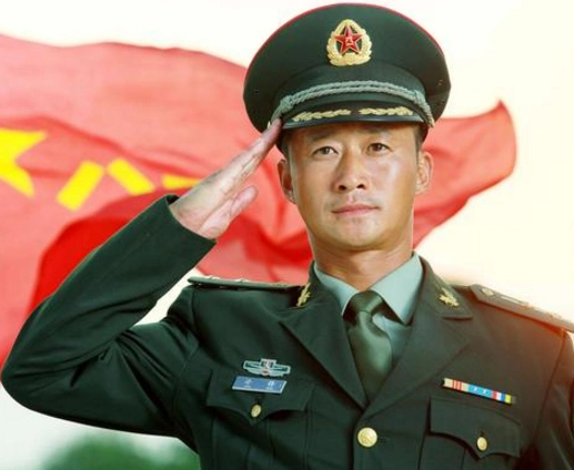 同样是敬军礼,吴京冷酷,黄景瑜帅气,邓超很标准,而他却被骂惨