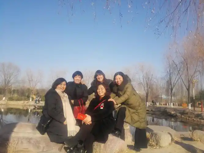 姿势都摆好了,我可要给妹妹们拍好,压力很大呀