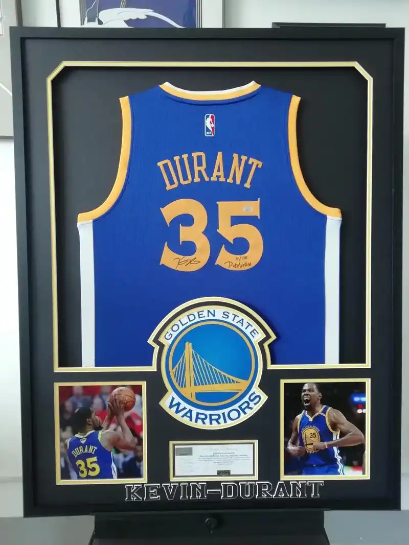 勇士队杜兰特签名35号球衣无失真装裱装框.勇士队杜兰特签名3 - 抖音