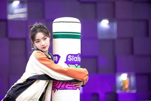 《小巨人运动会》许佳琪牛仔套装时尚干练 孔雪儿露脐上衣甜美性感