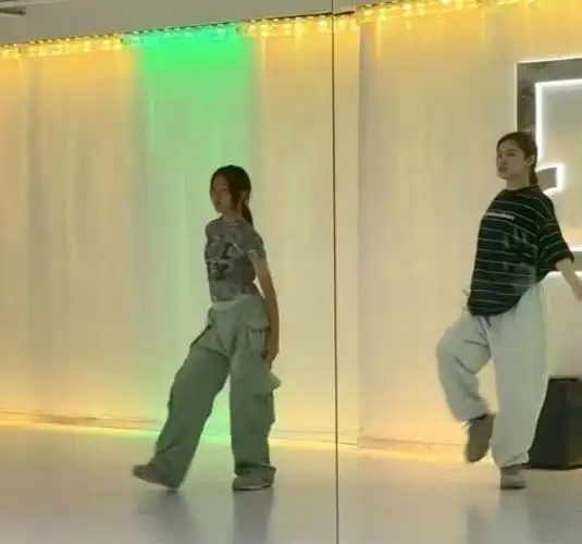 李小璐陪女儿练舞,11岁甜馨跳舞超有范儿,母女俩气质越来越像了