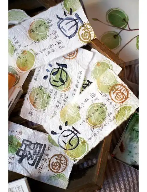 所以标签设计得好看点哦～这次我们尝试手绘插画,让标签成为青梅酒的