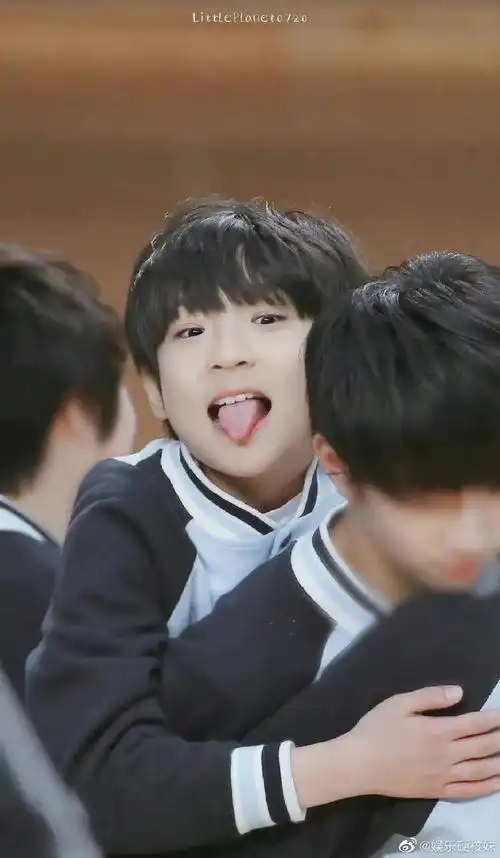 tf家族三代张峻豪校卡证件照#tf家族三代张峻豪重庆八中校卡被学长