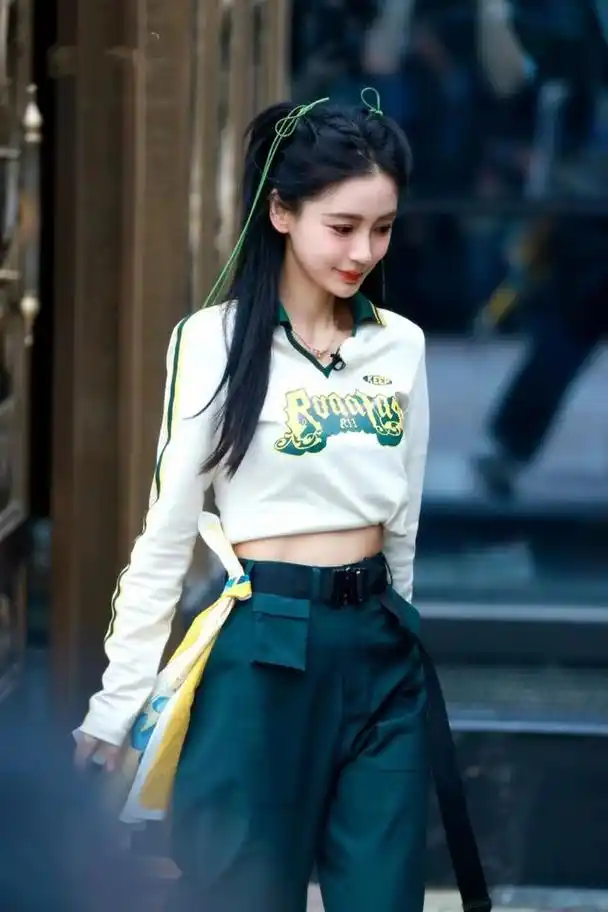 杨颖《奔跑吧》上班路透,翻领t恤搭工装裤,甜酷又减龄!