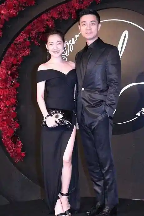 称小s(徐熙娣)丈夫许雅钧(mike)现身某夜店,身旁还有3名美女包围