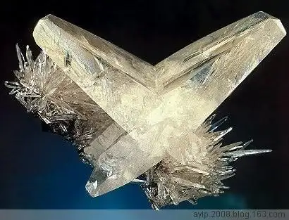 矿物晶体对于研究地球的内部运动和结构,地壳的变化和地质的演变,都