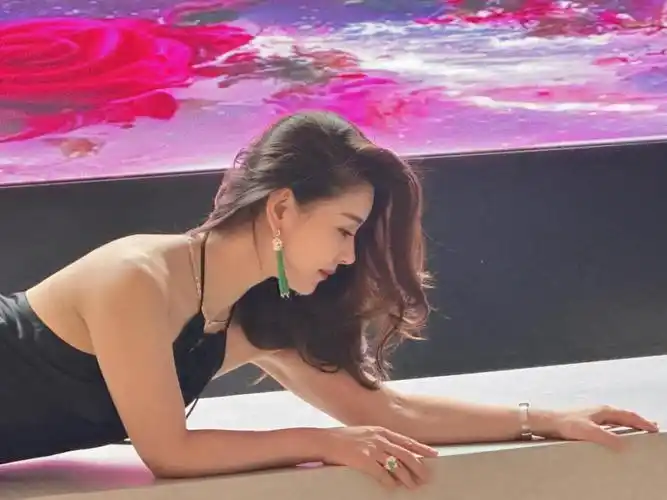 李小萌与王雷高调庆生!