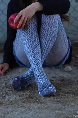 岛国新时尚蛇纹丝袜让你的大白腿变成两条蟒蛇