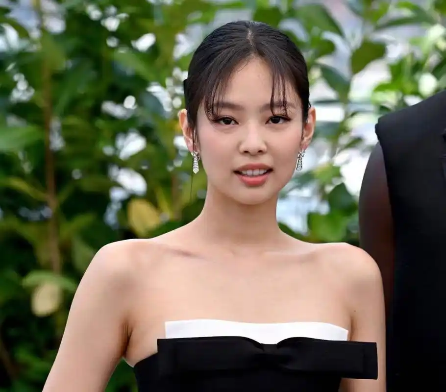 生图镜头下的jennie,真实状态一目了然,网友:太丑了!