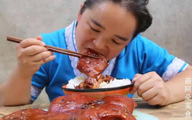 苗大姐一块红烧肉5斤大口吃大块肉说是吃货一点没错