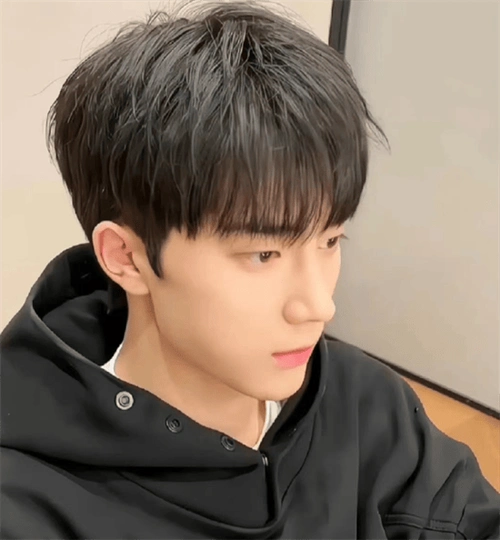 学院风男士发型,简单清爽的发型,清新别致又好打理