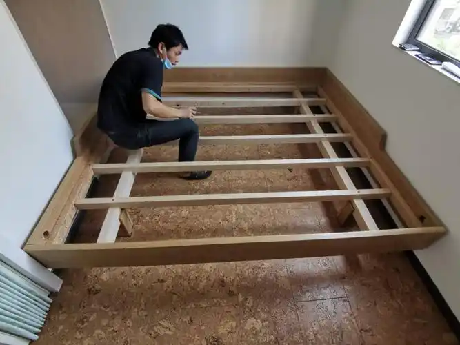 一款兼顾极简和实用的原木悬浮床