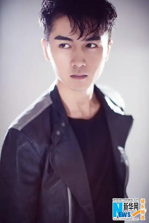 陈晓皮衣写真演绎不羁魅力 五官精致眼神凌厉