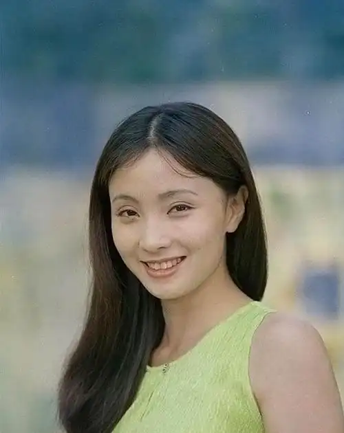 袁立晒黄金一代青涩照片,颜值碾压正当红女星,网友:图4最美