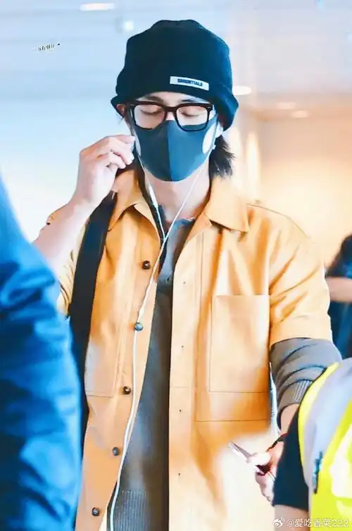 肖战鹅黄短袖皮衣