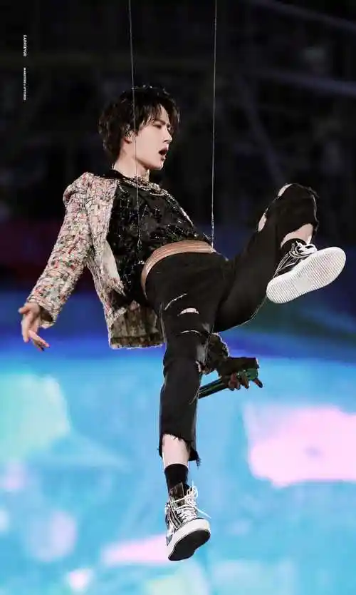 王一博跨年新歌首舞台,吊威亚翻跟斗,欢迎来到酷盖的世界!