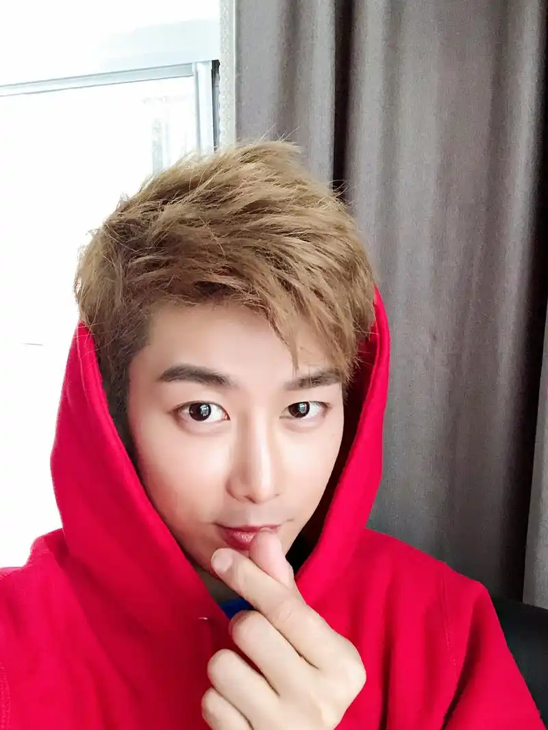 祝轩哥我自己出道四周年快乐! 穿得红红的把好运带给大家.