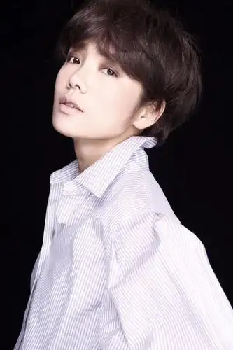 许飞深情献唱《不说再见》 诠释年少爱恋