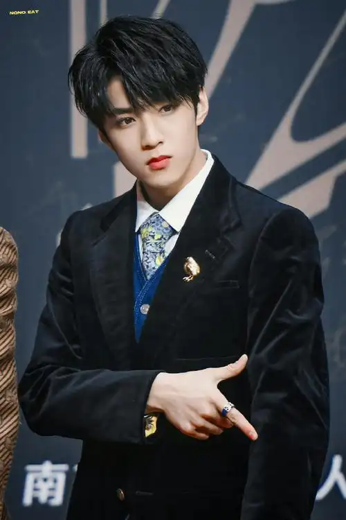 elle红毯#等待之际,先来看看那些年刘耀文惊艳过的红毯吧男模身材