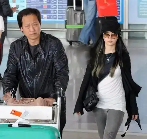 杨采钰豪宅自拍全身超10万与陈金飞似断联无联系