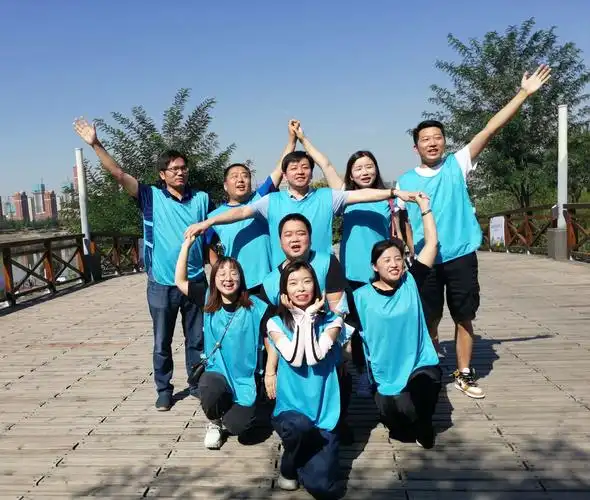 (各队成员展示团队拍照姿势及口号)