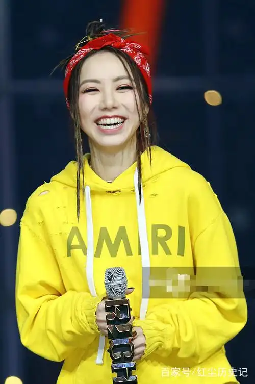 邓紫棋终于脱掉了她的皮裤,一袭长裙配长发,原来可以这么美