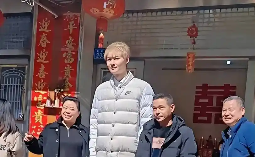 王哲林一直以来都是乡亲们心中的骄傲,不仅身高出众,而且还面容清秀