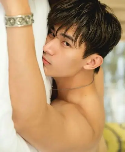 完美肌肉模特林家佑8块腹肌大长腿高鼻梁大胸肌太惹眼